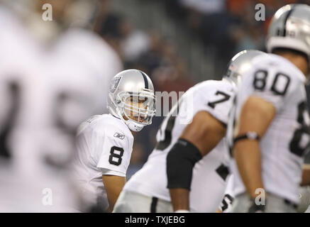 Oakland Raiders Quarterback Jason Campbell Wanderungen bis die die Zeile im ersten Quartal von einem preseason Spiel gegen die Chicago Bears im Soldier Field in Chicago am 21. August 2010. UPI/Brian Kersey Stockfoto