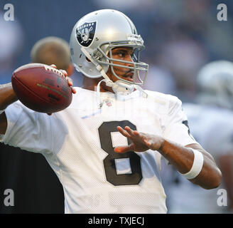 Oakland Raiders Quarterback Jason Campbell erwärmt, bevor ein preseason Spiel gegen die Chicago Bears im Soldier Field in Chicago am 21. August 2010. UPI/Brian Kersey Stockfoto