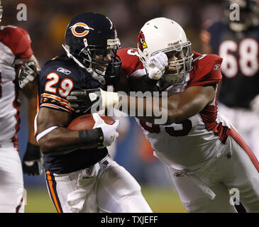 Chicago Bears zurück laufen Chester Taylor (L) wird von Arizona-kardinäle defensive Ende Calais Campbell nach einem 11-Yard-Rezeption im ersten Quartal ein preseason Spiel bei dem Soldier Field in Chicago Angriff am 28. August 2010. UPI/Brian Kersey Stockfoto