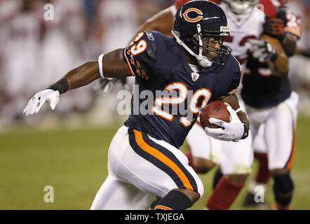 Chicago Bears zurück laufen Chester Taylor trägt die Kugel für keinen Gewinn gegen die Arizona Cardinals im zweiten Quartal ein preseason Spiel bei dem Soldier Field in Chicago am 28. August 2010. UPI/Brian Kersey Stockfoto