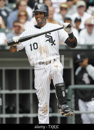 Chicago White Sox Alexei Ramirez reagiert, nachdem Sie gegen die New York Yankees im zweiten Inning in U.S. Cellular Field in Chicago am 29. August 2010. UPI/Brian Kersey Stockfoto