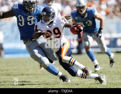 Chicago Bears zurück laufen Chester Taylor läuft nach einem 18-Yard-Rezeption gegen die Detroit Lions im vierten Quartal mit dem Soldier Field in Chicago am 12. September 2010. Die Bären gewannen 19-14. UPI/Brian Kersey Stockfoto