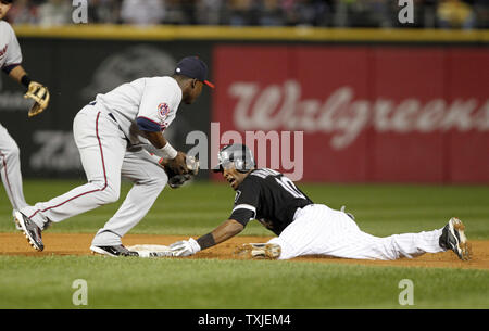 Chicago White Sox Alexei Ramirez (R) Folien sicher in die zweite Basis mit einem stehlen wie Minnesota Twins zweiter Basisspieler Orlando Hudson versucht, ihn während der ersten Inning in U.S. Cellular Field in Chicago zu Tag, am 14. September 2010. UPI/Brian Kersey Stockfoto