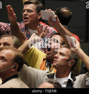 Händler arbeiten im S&P 500 Stock Index Futures Grube an der CME Group in Chicago am 21. September 2010. Die Federal Reserve Open Market Committee links seinen Festpunktzinssatz unverändert und vermerkt, dass es sich um eine mögliche Deflation betroffen, so kann es seine Käufe von Staatsanleihen zu erweitern. UPI/Brian Kersey Stockfoto