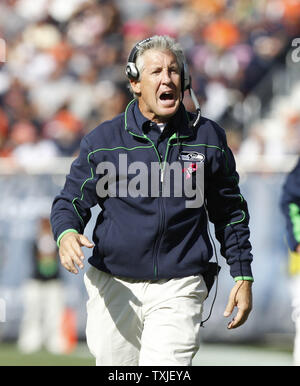 Seattle Seahawks Head Coach Pete Carroll Wanderungen Abseits gegen die Chicago Bears während des vierten Quartals mit dem Soldier Field in Chicago am 17. Oktober 2010. Die Seahawks gewann 23-20. UPI/Brian Kersey Stockfoto