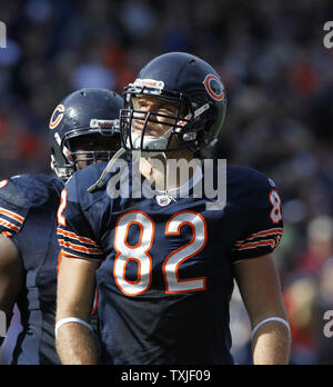 Chicago Bears festes Ende Greg Olsen blickt in die Menge während einer Unterbrechung im Spiel im vierten Viertel gegen die Seattle Seahawks am Soldat-Feld in Chicago am 17. Oktober 2010. Die Seahawks gewann 23-20. UPI/Brian Kersey Stockfoto