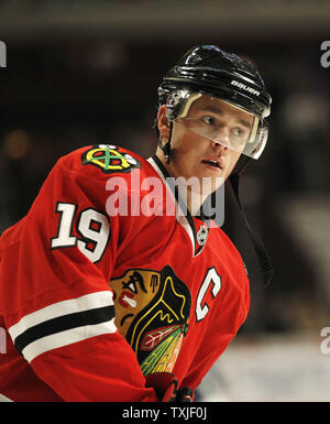 Chicago Blackhawks center Jonathan Toews skates während der Skate um vor dem Spiel gegen die Vancouver Canucks in der vereinigten Mitte in Chicago am 20. Oktober 2010. UPI/Brian Kersey Stockfoto