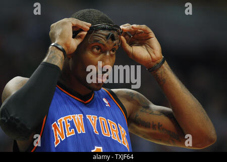 New York Knicks vorwärts Amar'e Stoudemire seine Brille im ersten Quartal gegen die Chicago Bulls passt in der vereinigten Mitte in Chicago am 4. November 2010. UPI/Brian Kersey Stockfoto