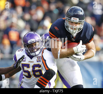 Chicago Bears festes Ende Greg Olsen (R) ziehen in eine 17 Yard Touchdown Rezeption wie Minnesota Vikings linebacker E.J. Henderson verteidigt im zweiten Quartal Soldier Field in Chicago am 14. November 2010. UPI/Brian Kersey Stockfoto