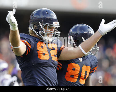 Chicago Bears festes Ende Greg Olsen feiert seinen 17 Yard Touchdown Rezeption im zweiten Quartal gegen die Minnesota Vikings am Soldier Field in Chicago am 14. November 2010. UPI/Brian Kersey Stockfoto