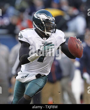 Philadelphia Eagles Quarterback Michael Vick kriecht während des ersten Quartals gegen die Chicago Bears im Soldier Field in Chicago am 28. November 2010. UPI/Brian Kersey Stockfoto