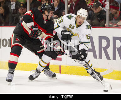Dallas Stars center Mike Ribeiro sieht so aus, als Chicago Blackhawks defenseman Niklas Hjalmarsson von Schweden weiterzugeben versucht während der ersten Zeit in der vereinigten Mitte in Chicago am 8. Dezember 2010 zu stehlen. UPI/Brian Kersey Stockfoto
