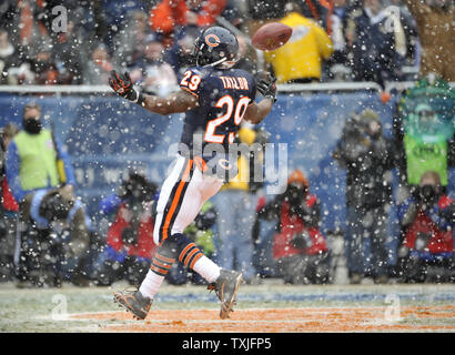 Chicago Bears zurück laufen Chester Taylor Kerben auf einem 1 Yard Touchdown im ersten Quartal des NFC divisional Playoff gegen die Seattle Seahawks am Soldat-Feld in Chicago laufen am 16. Januar 2011. Die Bären gewannen 35-24. UPI/Brian Kersey Stockfoto