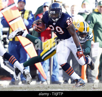 Chicago Bears zurück laufen Chester Taylor (29) bricht sich der Green Bay Packers cornerback Tramon Williams (38) Im zweiten Quartal ihre NFC Meisterschaft Endspiel Spiel bei dem Soldier Field in Chicago am 23. Januar 2011. UPI/Mark Cowan Stockfoto