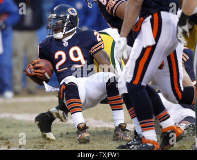 Chicago Bears zurück laufen Chester Taylor Spins in die Endzone für einen 1 Yard Touchdown gegen die Green Bay Packers im vierten Quartal ihre NFC Meisterschaft Endspiel Spiel bei dem Soldier Field in Chicago am 23. Januar 2011. Die Verpacker besiegt die Bären 21-14 in den Super Bowl. UPI/Mark Cowan Stockfoto