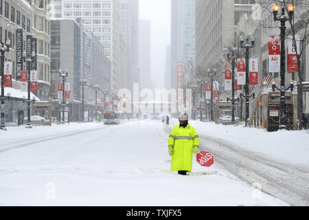 Ein Crossing Guard steht in der Mitte eines frühen leere State Street am 2. Februar in Chicago 2011. Eine Nacht Sturm verursacht Schulschließungen, knurrte Verkehr und Gedumpten 17 Zoll Schnee auf der Chicago Bereich mit weiteren 4 bis 8 Zoll erwartet, bevor am Nachmittag. UPI/Brian Kersey Stockfoto