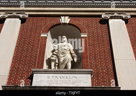 Die Statue von Benjamin Franklin auf der amerikanischen philosophischen Gesellschaft in Philadelphia, PA, USA Stockfoto