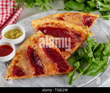 Geräucherten Rippchen Pizza mit Rucola und Parmesan auf Holz Tisch Hintergrund. Stockfoto