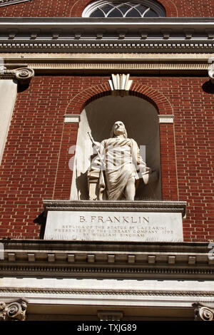 Die Statue von Benjamin Franklin auf der amerikanischen philosophischen Gesellschaft in Philadelphia, PA, USA Stockfoto