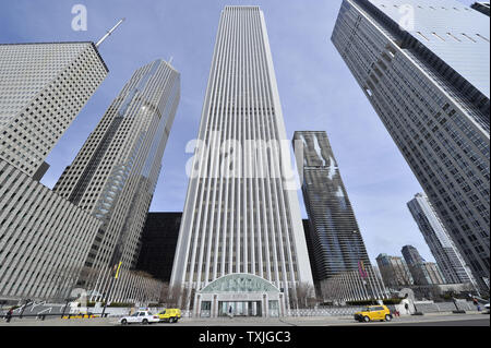 Ein und Zwei Prudential Plaza (L-R), der Aon Center, das Aqua Tower und der Blue Cross Blue Shield Tower sind von Osten Randolph Street in Chicago am 31. März 2011 gesehen. Die Obama-kampagne Hauptsitz 2012 sind in einem Prudential Plaza und das Aon Center dient als Hauptsitz für Aon Corp., der weltweit grössten Versicherungs-makler und größte Rückversicherung Brokerage entfernt. UPI/Brian Kersey Stockfoto
