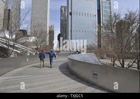 Menschen überqueren die BP Fußgängerbrücke, einen Balken Fußgängerbrücke über Columbus Drive verbindet den Millennium Park mit Bicentennial Daley Plaza, in der Millennium Park in Chicago am 31. März 2011. Die Brücke zusammen mit den Jay Pritzker Pavilion wurden von dem Architekten Frank Gehry entworfen. UPI/Brian Kersey Stockfoto