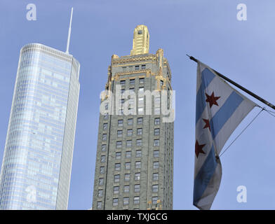 Der Trump International Hotel and Tower (L) und der Kohlenstoff- und Hartmetall Gebäude sind von der Michigan Avenue am 31. März 2011 in Chicago gesehen. Ursprünglich erbaut als high-rise Office Tower im Jahre 1929, die Kohlenstoff- und Hartmetall Gebäude ist ein Beispiel für Art-deco-Architektur von Daniel und Hubert Burnham entwickelt, die Söhne des Architekten Daniel Burnham, und zu Hause, das Hard Rock Hotel Chicago seit 2004. Der Trump Tower wurde 2008 eröffnet als gemischtes Hotel - Wohn- und ist das zweithöchste Gebäude in den Vereinigten Staaten. UPI/Brian Kersey Stockfoto