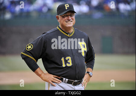 Pittsburgh Pirates Manager Clint Hürde steht auf dem Feld vor seiner Öffnung Tag Spiel gegen die Chicago Cubs am Wrigley Field in Chicago am 1. April 2011. Die Piraten gewannen 6-3. UPI/Brian Kersey Stockfoto