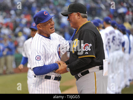 Pittsburgh Pirates Manager Clint Hürde (R) und der Chicago Cubs Manager Mike Riemer schütteln sich die Hände vor ihre öffnung Tag Spiel bei Wrigley Field in Chicago am 1. April 2011. Die Piraten gewannen 6-3. UPI/Brian Kersey Stockfoto