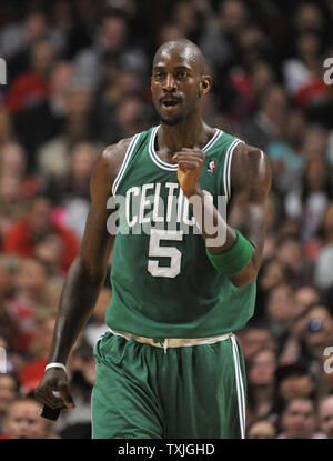 Boston Celtics, Kevin Garnett pumpt seine Faust, nachdem er sich im ersten Quartal gegen die Chicago Bulls in der vereinigten Mitte in Chicago Gefoult am 7. April 2011. UPI/Brian Kersey Stockfoto