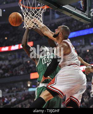 Chicago Bulls forward Carlos Boozer (R) blockiert die Aufnahme der Boston Celtics, Kevin Garnett im ersten Quartal bei der vereinigten Mitte in Chicago am 7. April 2011. UPI/Brian Kersey Stockfoto