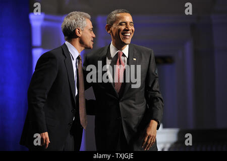 Der Bürgermeister von Chicago - wählen Rahm Emanuel (L) schmiegt sich an US-Präsident Barack Obama nach der Einführung der Präsident bei einer Kampagne 2012 Veranstaltung am Navy Pier in Chicago am 14. April 2011. Obama trat weg von der Geldbeschaffungbemühung seiner 2012 Kampagne zur Wiederwahl hoffen, $ 2 Millionen für den demokratischen nationalen Ausschuß mit zwei Veranstaltungen an der Chicago's High-end-N9NE und MK Restaurants zusammen mit einer größeren Veranstaltung in Navy Pier zu erhöhen. UPI/Brian Kersey Stockfoto