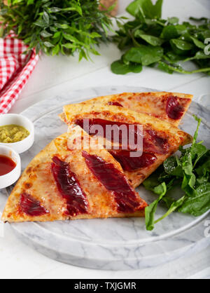 Geräucherten Rippchen Pizza mit Rucola und Parmesan auf Holz Tisch Hintergrund. Stockfoto