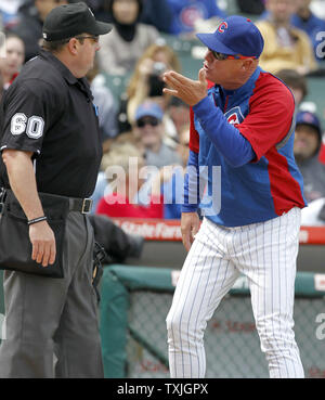 Chicago Cubs Manager Mike Riemer, rechts, argumentiert ein Anruf mit der Home Plate Umpire Marty Foster nach Los Angeles Dodgers im ersten Inning am Wrigley Field in Chicago am 24. April 2011 zählte. UPI/Mark Cowan Stockfoto