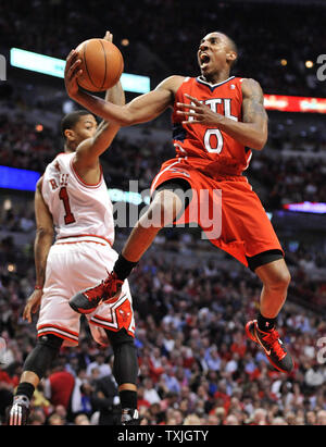 Atlanta Hawks guard Jeff Teague Antriebe an die Hoop für eine Kerbe wie Chicago Bulls guard Derrick Rose verteidigt im zweiten Quartal Spiel 1 der NBA Eastern Conference Halbfinale in der vereinigten Mitte in Chicago am 2. Mai 2011. UPI/Brian Kersey Stockfoto