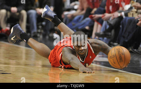 Atlanta Hawks, Marvin Williams taucht für eine lockere Kugel während des zweiten Viertels von Spiel 1 der NBA Eastern Conference Halbfinale gegen die Chicago Bulls in der vereinigten Mitte in Chicago am 2. Mai 2011. UPI/Brian Kersey Stockfoto