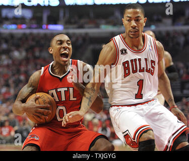 Atlanta Hawks guard Jeff Teague (L) Laufwerke auf Chicago Bulls guard Derrick Rose im ersten Quartal Spiel 2 der NBA Eastern Conference Halbfinale in der vereinigten Mitte in Chicago am 4. Mai 2011. UPI/Brian Kersey Stockfoto