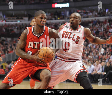 Atlanta Hawks, Marvin Williams Laufwerke als Chicago Bulls vorwärts Luol Deng im ersten Quartal Spiel 2 der NBA Eastern Conference verteidigt Halbfinale in der vereinigten Mitte in Chicago am 4. Mai 2011. UPI/Brian Kersey Stockfoto