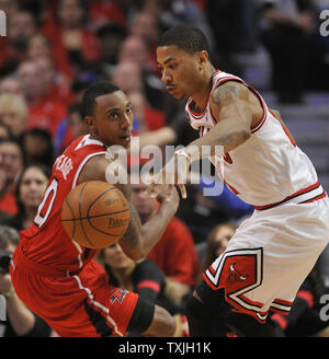 Chicago Bulls guard Derrick Rose (R) verliert die Kugel, die Atlanta Hawks guard Jeff Teague verteidigt im zweiten Quartal Spiel 5 der NBA Eastern Conference Halbfinale in der vereinigten Mitte in Chicago am 10. Mai 2011. UPI/Brian Kersey Stockfoto