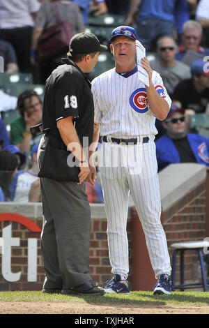 Chicago Cubs Manager Mike Riemer (R) Gespräche mit der Home Plate Umpire Ed Rapuano vor dem neunten Inning gegen die Milwaukee Brewers am Wrigley Feld am Juni 16, 2011 in Chicago. Die Jungen gewann 12-7. Brian Kersey/UPI Stockfoto