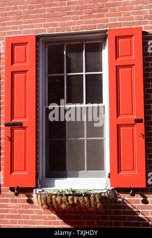 Elfreth's Alley, Philadelphia, PA, USA. Mit roten Fensterläden und metallgeländer Pflanzmaschine Fenster. Stockfoto