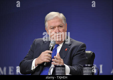 Mississippi reg. Haley Barbour spricht während einer Podiumsdiskussion über Jobs bei den CGI-Amerika Sitzung am 29. Juni 2011 in Chicago. Mehr als 700 Unternehmen, Behörden und Non-Profit-Führer sind die Teilnahme an der zweitägigen Konferenz, die die erste Clinton Global Initiative Veranstaltung ausschließlich auf die Schaffung von Arbeitsplätzen und Wirtschaftswachstum in den Vereinigten Staaten zu konzentrieren. UPI/Brian Kersey Stockfoto