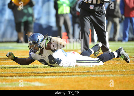 Seattle Seahawks zurück laufen Marshawn Lynch (24) Kerben auf einem 2 Yard Touchdown gegen die Chicago Bears im ersten Quartal beim Soldier Field am 18. Dezember 2011 in Chicago. UPI/Brian Kersey Stockfoto
