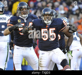 Chicago Bears außerhalb linebacker Lance Briggs (55) und mittlere linebacker Brian Urlacher (54) feiern, nachdem Briggs Seattle Seahawks Quarterback Tarvaris Jackson (7) für einen 4-Yard-Verlust im ersten Quartal bei Soldier Field am 18. Dezember 2011 in Chicago geplündert. UPI/Brian Kersey Stockfoto