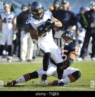 Chicago Bears außerhalb linebacker Lance Briggs (R) packt Seattle Seahawks wide receiver Golden Tate nach einem 14-Yard-Rezeption im ersten Quartal bei Soldier Field am 18. Dezember in Chicago 2011. Die Seahawks gewann 38-14. UPI/Brian Kersey Stockfoto
