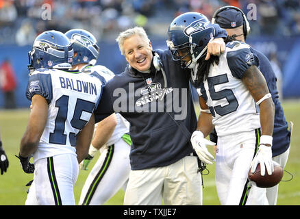 Seattle Seahawks Head Coach Pete Carroll (C) Umarmungen cornerback Richard Sherman (25) nach Sherman einen Pass von Chicago Bears quarterback Caleb Hanie während des vierten Quartals mit dem Soldier Field geworfen am 18. Dezember 2011 in Chicago abgefangen. Die Seahawks gewann 38-14. UPI/Brian Kersey Stockfoto