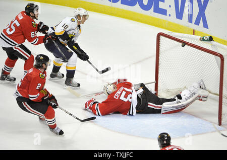 Nashville Predators rechten Flügel Martin Erat in der Tschechischen Republik (10) Hits der Post mit seinem Schoß wie Chicago Blackhawks linken Flügel Andrew Shaw (65), Verteidiger Duncan Keith (2) und Chicago Blackhawks goalie Corey Crawford (R) während der dritten Periode in der vereinigten Mitte am 24. Januar in Chicago 2012 verteidigen. Die Raubtiere gewann 3-1. UPI/Brian Kersey Stockfoto