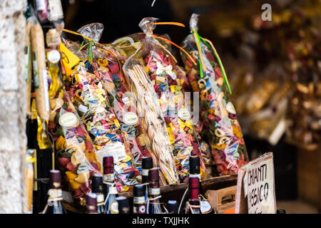 San Gimignano, Italien - 27. August 2018: Italienische verpackt bunte Nudeln auf Anzeige in der Stadt store Shop Stockfoto