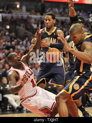 Indiana Pacers, David West (R) fouls Chicago Bulls guard Ronnie Brewer (L) als Schrittmacher, Danny Granger (33) im vierten Quartal in der vereinigten Mitte verteidigt am Januar 25, 2012 in Chicago. Die pacers gewonnen 95-90. UPI/Brian Kersey Stockfoto