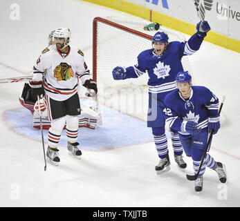 Toronto Maple Leafs linken Flügel Joffrey Lupul (L) und center Tyler Bozak (R) feiern Lupul's Ziel als Chicago Blackhawks defenseman Johnny Oduya skates entfernt in der ersten Periode in der vereinigten Mitte Februar 29, 2012 in Chicago UPI/Brian Kersey Stockfoto