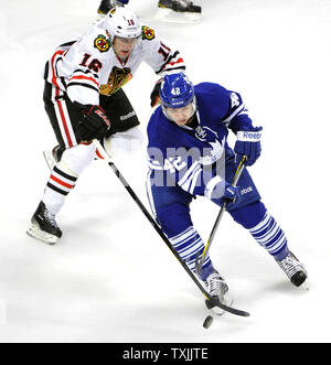 Toronto Maple Leafs center Tyler Bozak (R) Skates mit dem Puck wie Chicago Blackhawks center Marcus Krüger verteidigt während der ersten Zeit in der vereinigten Mitte Februar 29, 2012 in Chicago UPI/Brian Kersey Stockfoto
